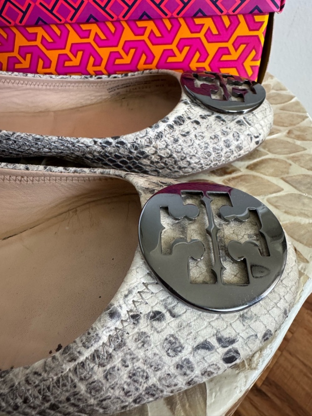 Tory Burch Reva Natural Gray Snakeskin Leather Logo Ballet Flats size 8 - Picture 5 of 10